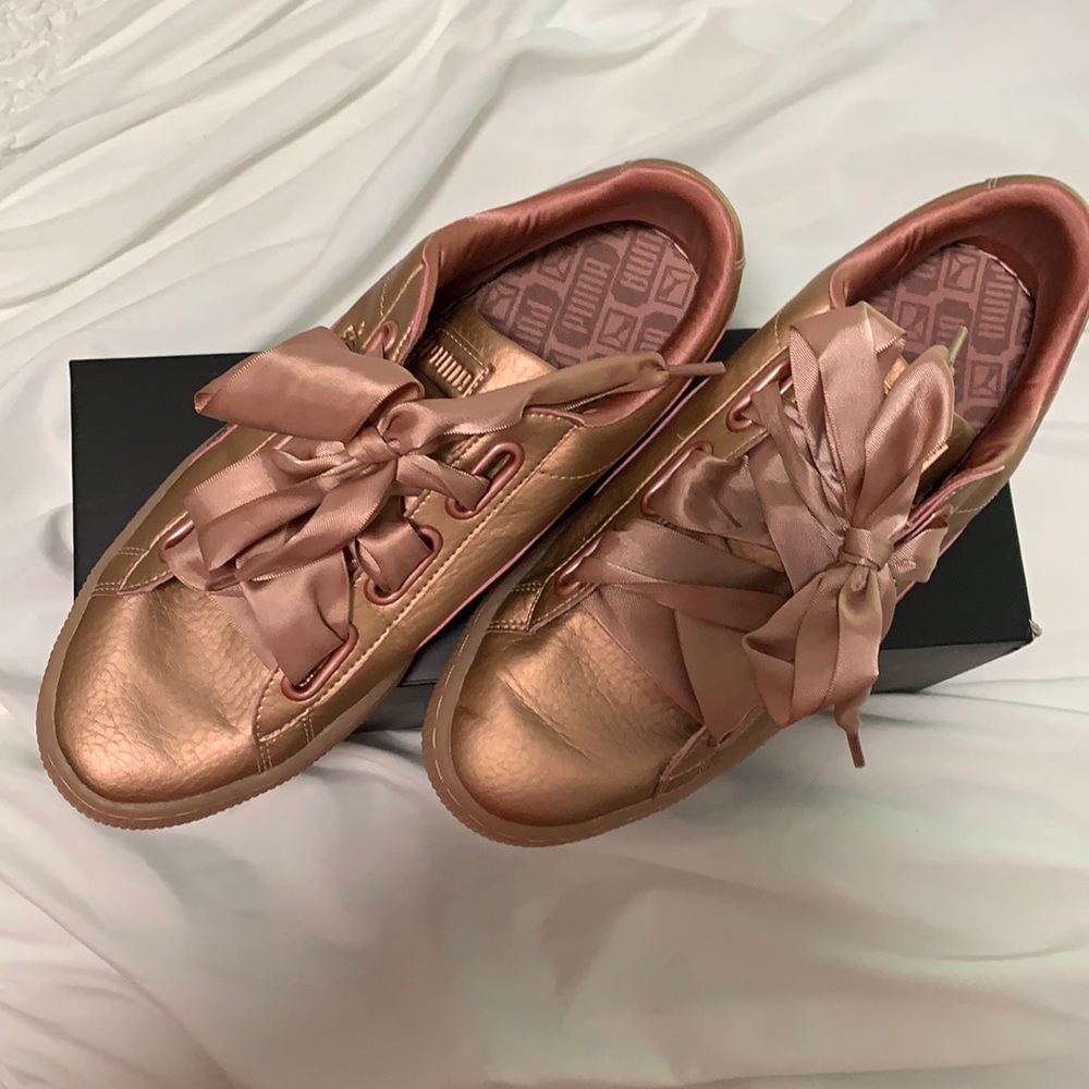 Puma sneakers with ribbons.